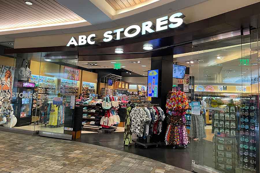 お土産が充実しているハワイのコンビニ、ABCストア。日本人観光客が必ず訪れる場所といっても過言ではない【写真:i-know】