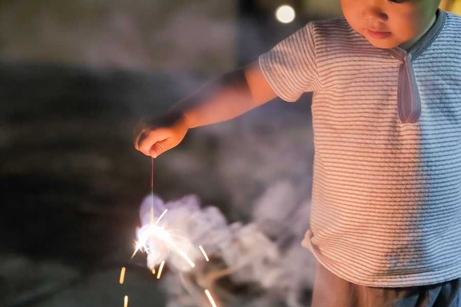 花火をするときは安全への配慮が欠かせない(写真はイメージ)【写真:写真AC】