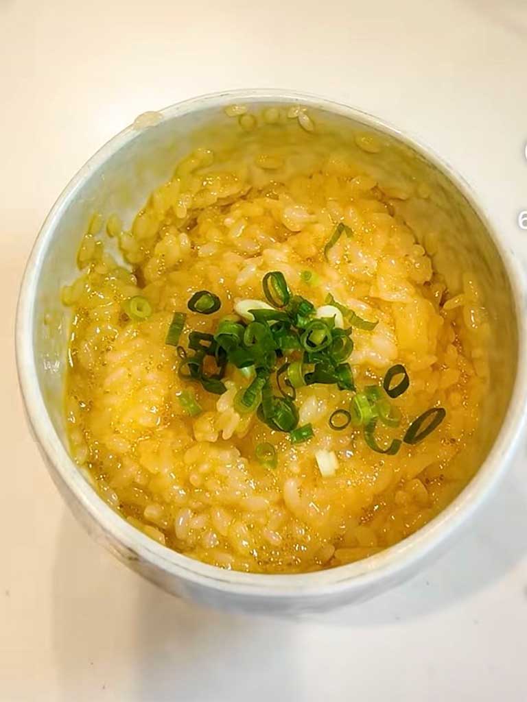 卵は生のまま、卵かけごはんにして食べるように【出典：インスタグラム（bebechan_france）よりスクリーンショット】