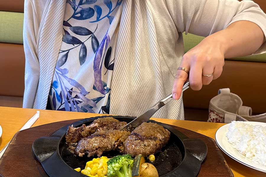 生まれつき右手が肩からなく、日常生活ではさまざまな工夫を重ねているりんりんさん【写真提供:りんりんさん(rinrin.left)】