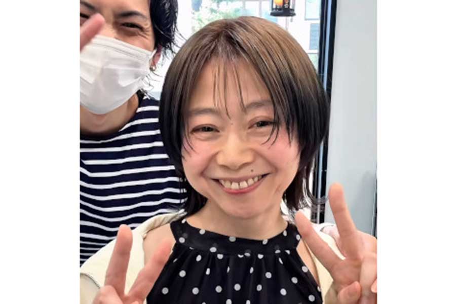 明るいミディアムウルフに大変身した51歳の女性【出典:インスタグラム(yokkoi_beautician)よりスクリーンショット】