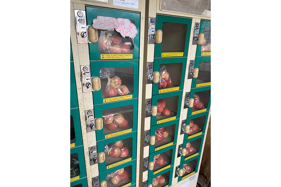 福島県内にある「桃のロッカー販売」【写真提供：ふくしま街さんぽ｜週末どこ行く？（@Fukushima_sanpo）】
