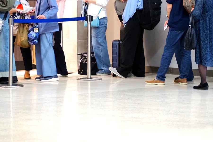 きちんと列に並ぶなど、日本では秩序が保たれていると実感（写真はイメージ）【写真：写真AC】