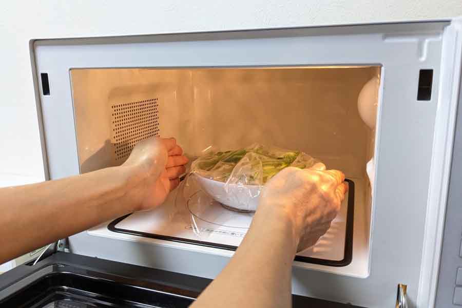 暑い時期の調理に重宝する電子レンジ（写真はイメージ）【写真：写真AC】