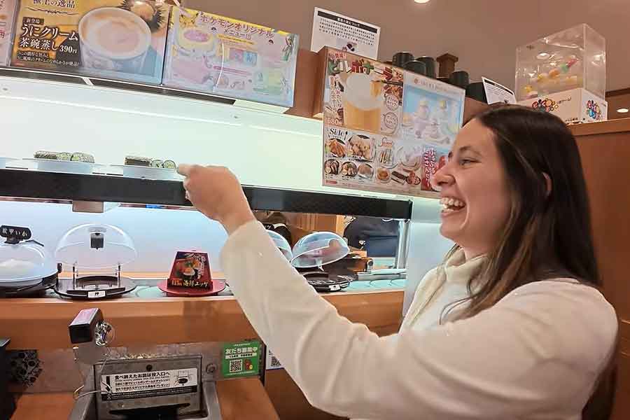 高速レーンで寿司が運ばれて来る様子に感激するジジさん【出典：YouTube「Ori＆Kaito」よりスクリーンショット】
