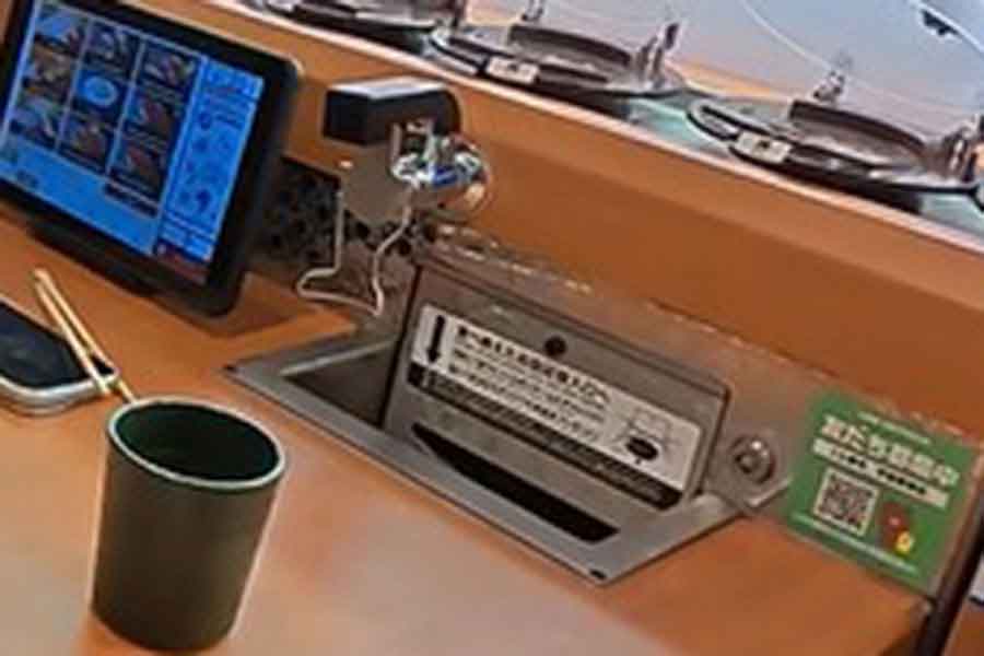 テーブルから皿を回収できるシステムに感動【出典：YouTube「Ori＆Kaito」よりスクリーンショット】