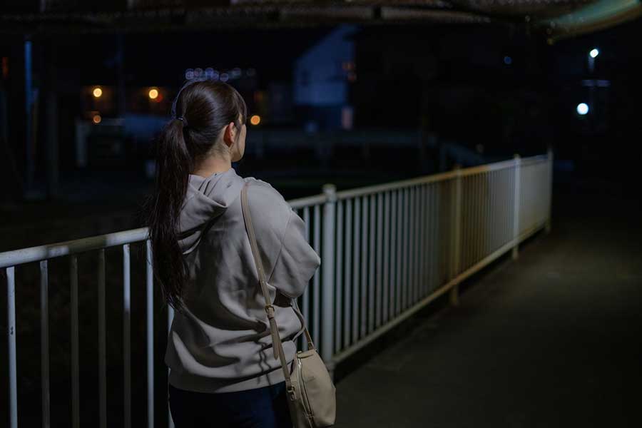 夜道をひとりで歩く女性の姿に驚き（写真はイメージ）【写真：写真AC】