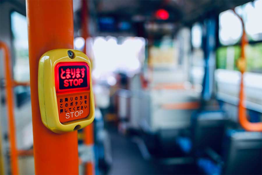 幼い子どもが押したがるバスの降車ボタン（写真はイメージ）【写真：写真AC】