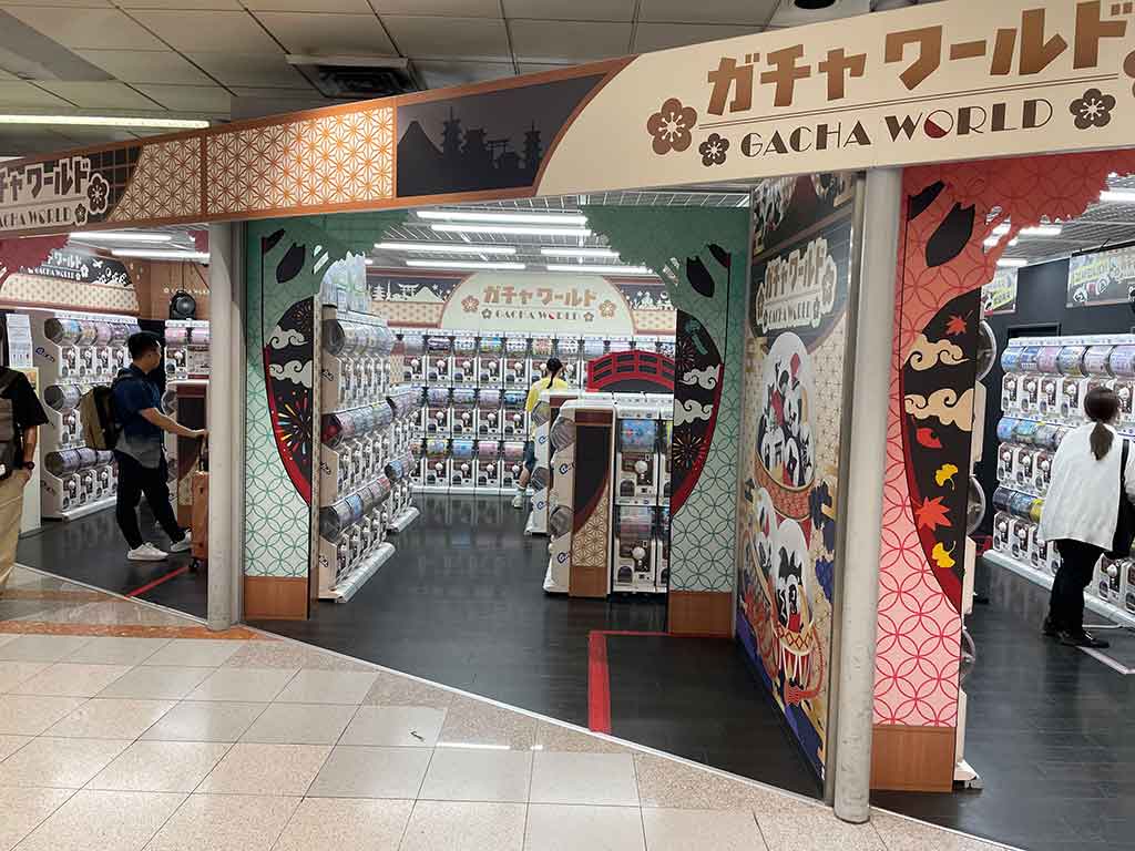 たくさんのカプセルトイが並ぶ日本ならではの光景。海外に帰る前に、最後に楽しんでおこうと考える外国人観光客は多そう【写真：i-know】