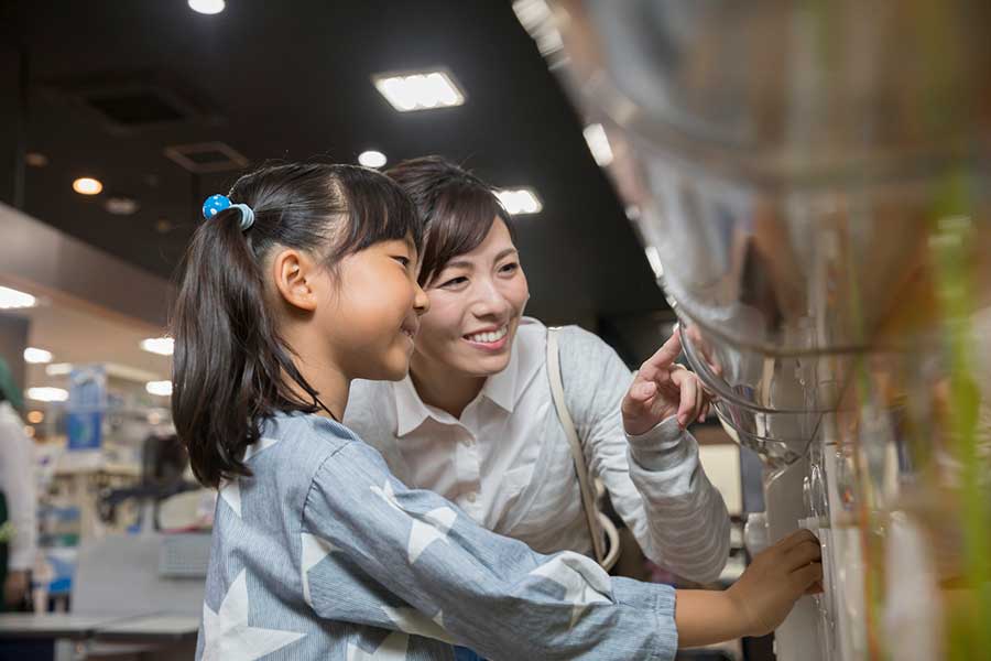 日本ではさまざまな場所に設置されているカプセルトイ（写真はイメージ）【写真：PIXTA】