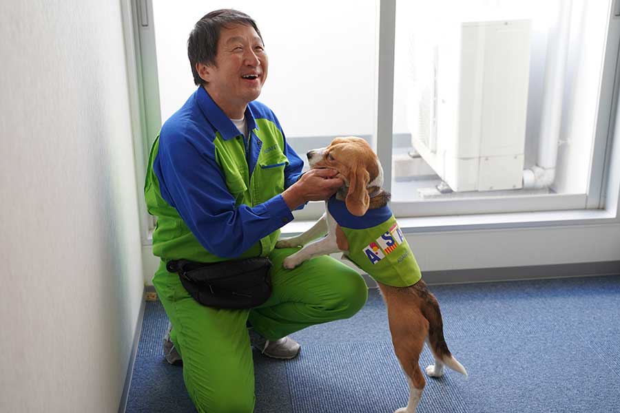 下山さんとトコジラミ探知犬のエル【写真：アサンテ】