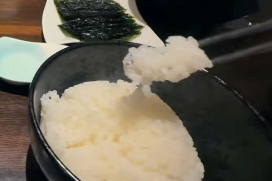 魚沼産コシヒカリの味に感動【出典：YouTube「Life with Kiara」よりスクリーンショット】