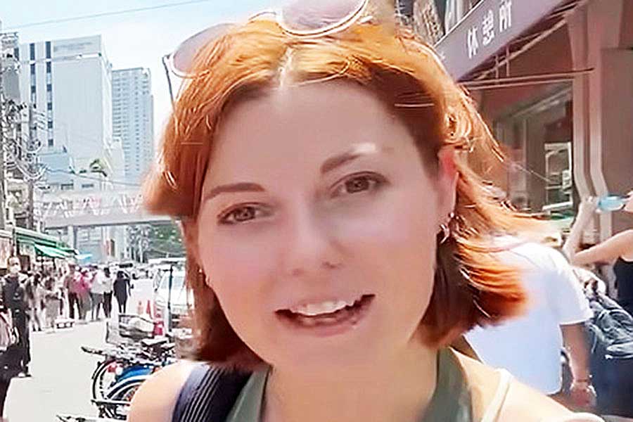 フランスからやってきたクロエさん【出典：YouTube「日本食冒険記Tokyo Food Adventures」よりスクリーンショット】