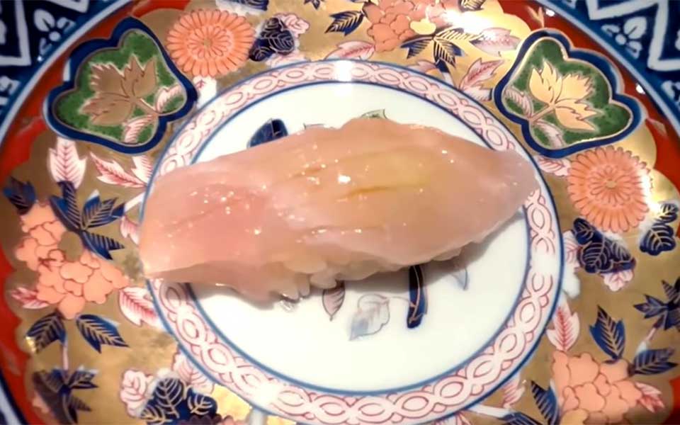 ハタの握りを食べ、シャリの温かさに感動【出典：YouTube「日本食冒険記Tokyo Food Adventures」よりスクリーンショット】