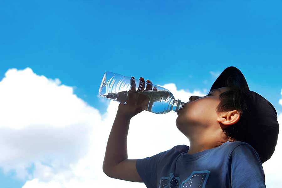 “水だけ”の補給にならないように注意（写真はイメージ）【写真：写真AC】