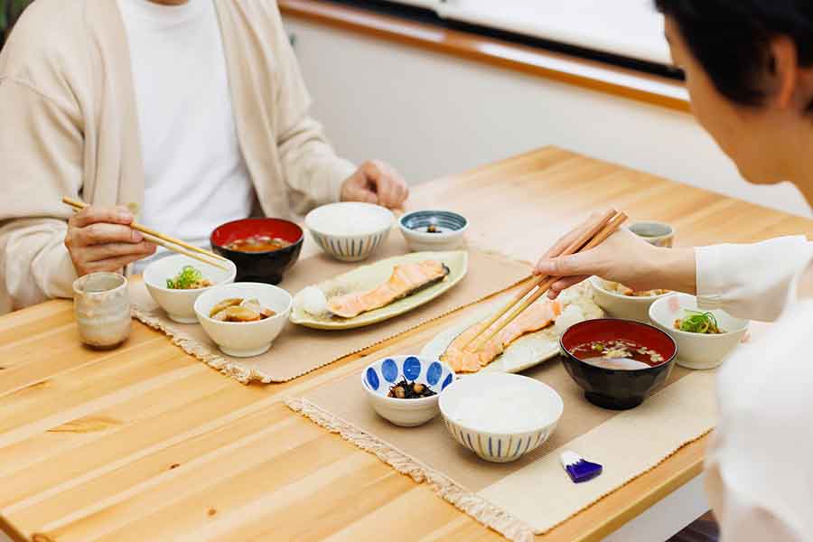 いつしか夫の前で食事をするのが苦痛に…（写真はイメージ）【写真：PIXTA】