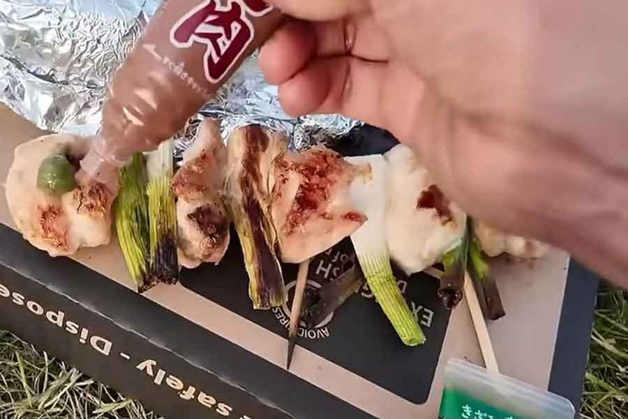 のりこさんがバーベキューに持参した、チューブ調味料【出典：出典：YouTube「スコノリ Sconori」よりスクリーンショット】