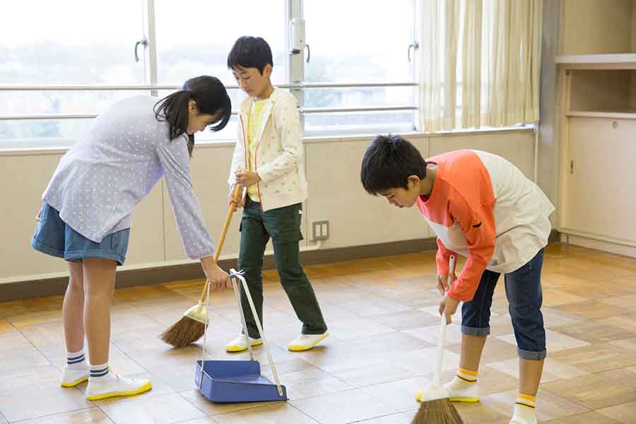 自分たちで教室を掃除する日本の子どもたちの姿に感動（写真はイメージ）【写真：PIXTA】