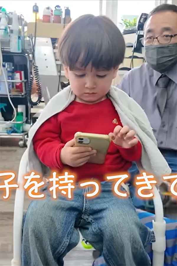 子ども用の椅子を用意し、ソノくんの気持ちを落ち着かせてくれた【出典：YouTube「Ami's Life スイス5人暮らし」よりスクリーンショット】
