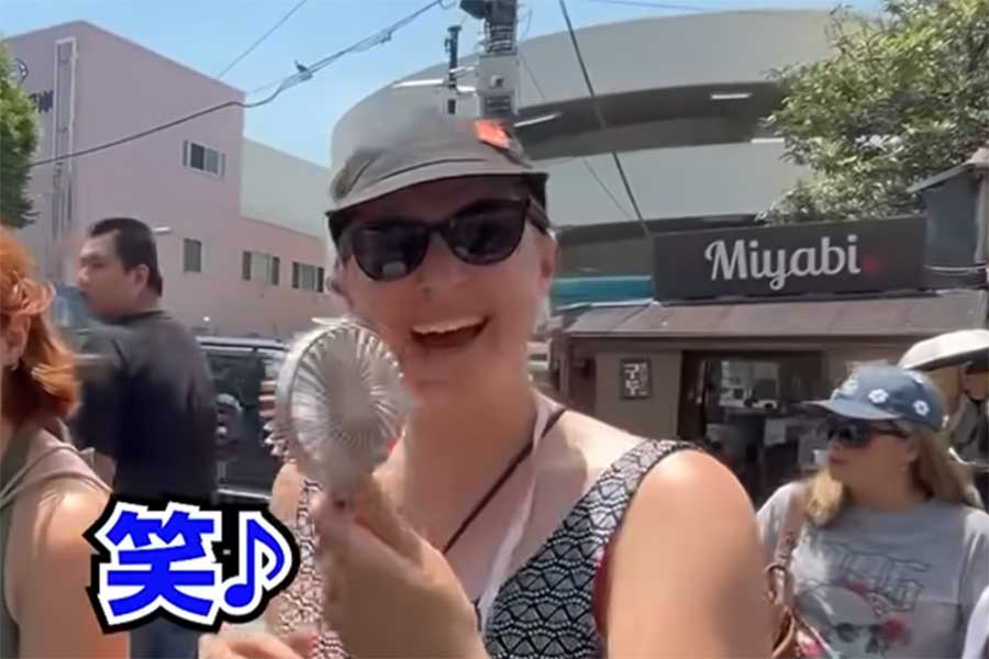 携帯扇風機が手放せない様子のシャロンさん【出典：YouTube「日本食冒険記Tokyo Food Adventures」よりスクリーンショット】