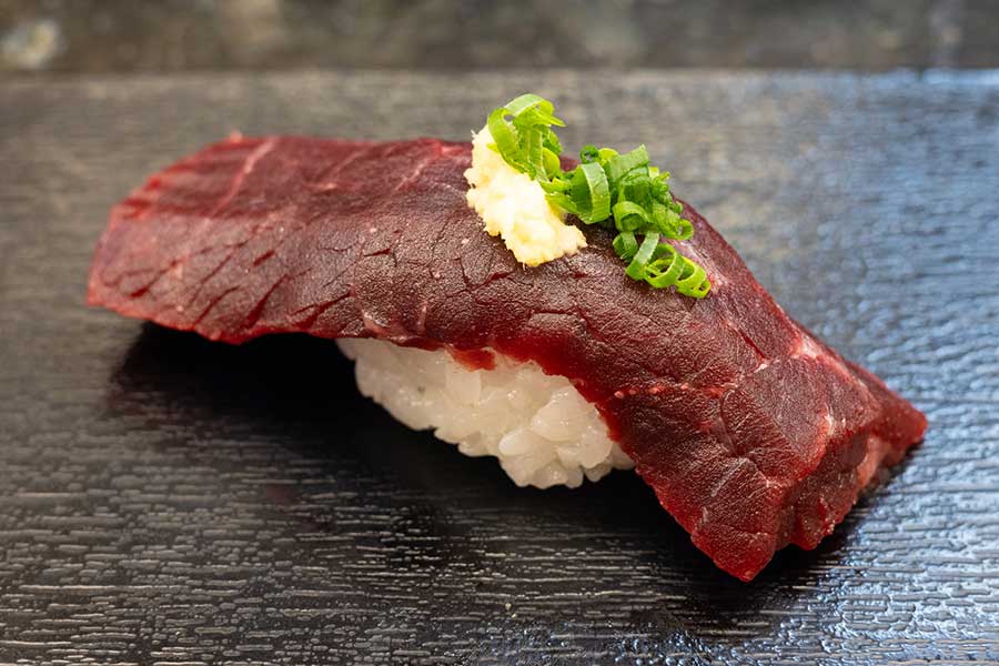 初めて食べるクジラ肉の見た目や味わいに驚き（写真はイメージ）【写真：PIXTA】