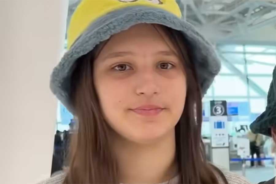 12歳のフランス人少女・エリーナちゃん【出典:YouTube「ボンソワールTV BonSoirTV」よりスクリーンショット】
