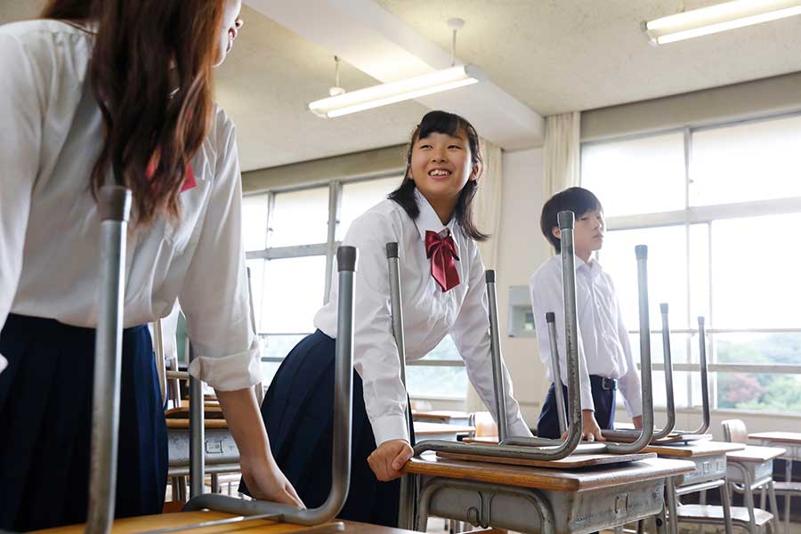 子どもたち自ら校内を掃除することに驚き（写真はイメージ）【写真：PIXTA】