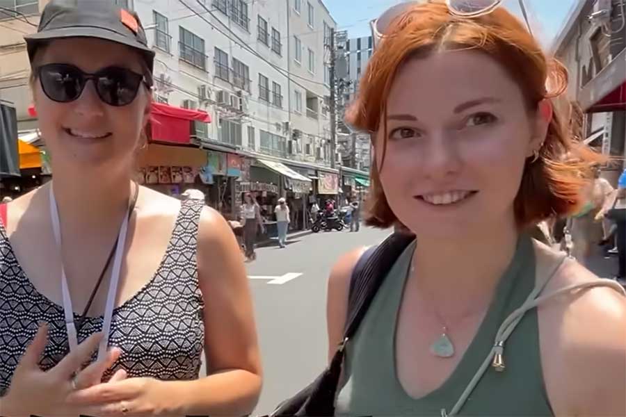 フランス人の（左から）シャロンさんとクロエさん【出典：YouTube「日本食冒険記Tokyo Food Adventures」よりスクリーンショット】