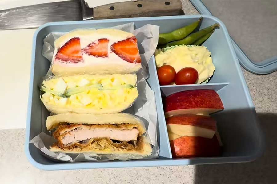 カツサンド、卵サンド、イチゴホイップサンドと、日本らしい3種のサンドイッチが入ったお弁当【出典：YouTube「Yuki Stasurak / すたずらっくファミリー」よりスクリーンショット】