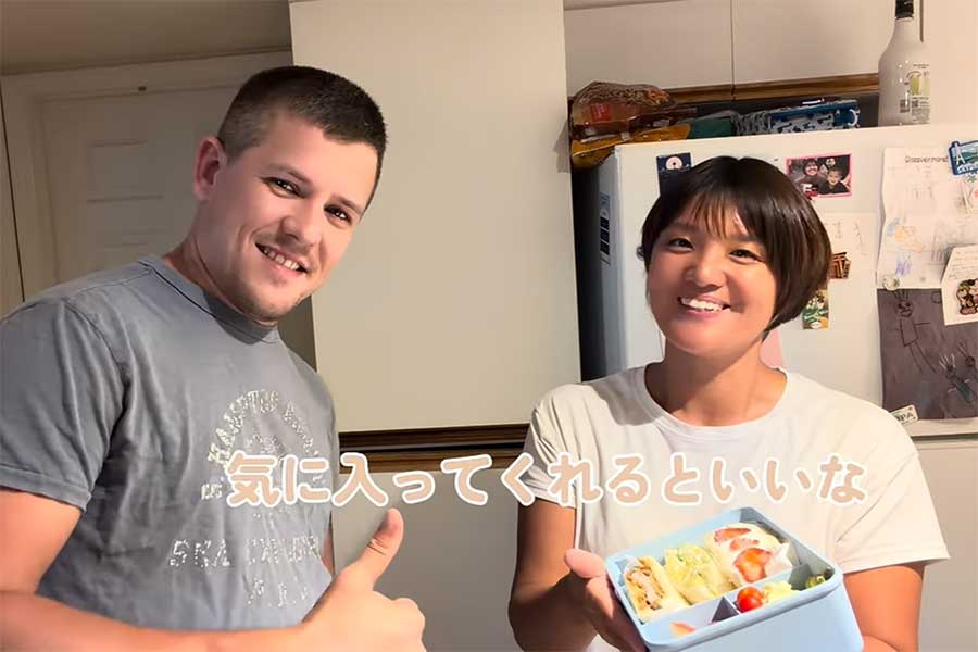 ジェレミーさんと侑希さんご夫妻【出典:YouTube「Yuki Stasurak / すたずらっくファミリー」よりスクリーンショット】