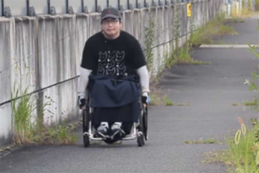 車いすを漕ぐ堀切さん【写真提供:堀切勇佑(yuuyuu_2525)さん】