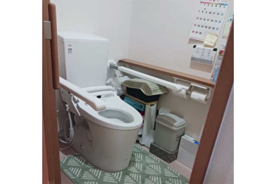 自宅のトイレには手すりを設置した【写真提供:堀切勇佑(yuuyuu_2525)さん】