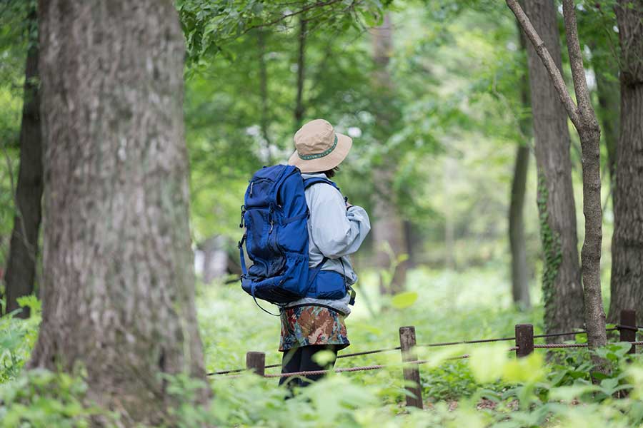 登山では天候の急変や気温の低下に備えた装備が欠かせない(写真はイメージ)【写真:PIXTA】