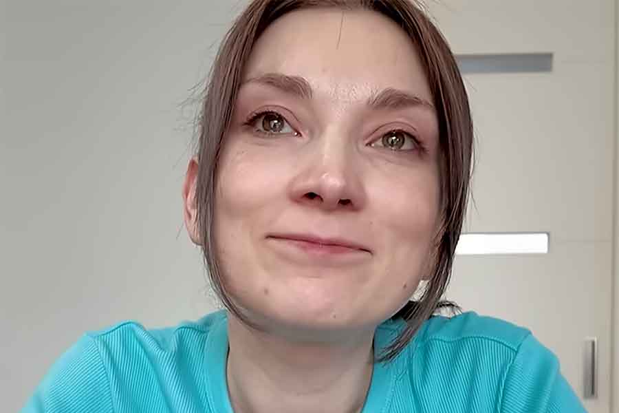 イギリス人ママのエミリーさん【出典：YouTube「ハーフキッズの日常 | 日本と家族になる」よりスクリーンショット】