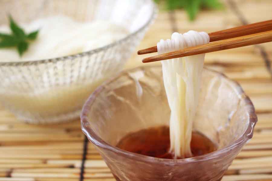 そうめんだけの食生活を続けていると、栄養バランスが偏って、かえってバテ気味に（写真はイメージ）【写真：写真AC】