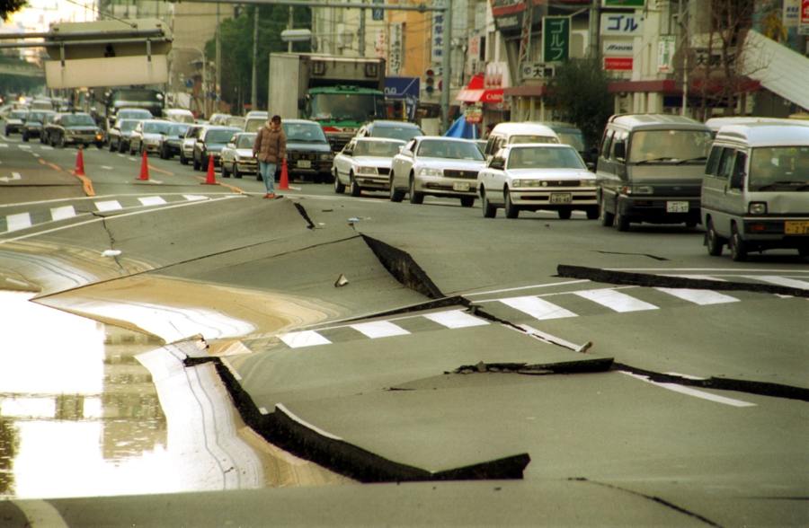 阪神・淡路大震災で大きな被害を受け、波打つ道路【写真:産経新聞社】