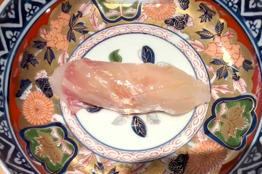 真鯛の寿司に感動【出典：YouTube「日本食冒険記Tokyo Food Adventures」よりスクリーンショット】