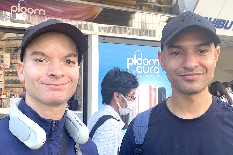 イギリスから来た(左から)イーサンさんとハーヴィーさん【写真:Hint-Pot編集部】