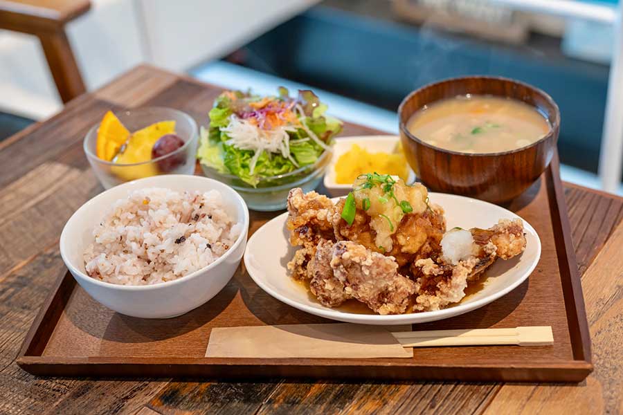 日本では、1000円前後で提供されるからあげ定食（写真はイメージ）【写真：PIXTA】