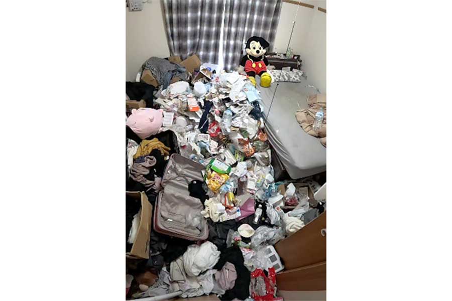 段ボールや生活ゴミが重なり、足の踏み場を失ってしまった部屋【出典：インスタグラム（katazuke_online.nakanohito）よりスクリーンショット】