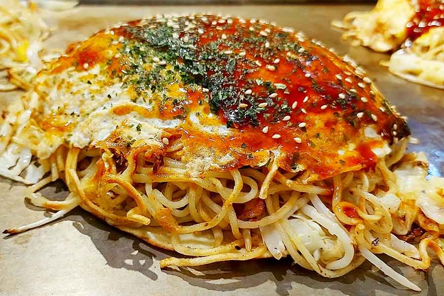 焼きそばが入った広島風のお好み焼き（写真はイメージ）【写真：写真AC】
