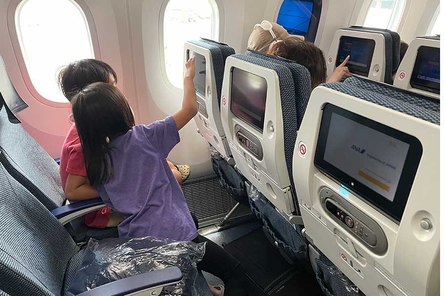 日系航空会社の機内エンターテインメントは、日本のプログラムが充実。久々にバラエティ番組が観られて至福の時間を過ごせた【写真:i-know】