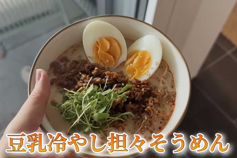 しずかさんが作った、豆乳冷やし坦々そうめん【出典：YouTube「Shizukaスイス在住日本人の生活」よりスクリーンショット】