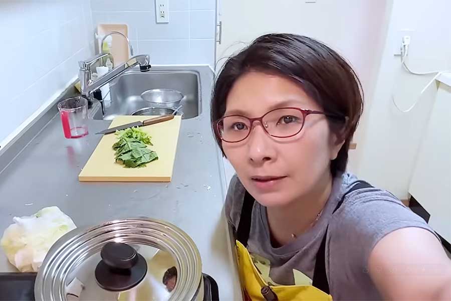 お笑いコンビ・クワバタオハラのくわばたりえさん【出典：YouTube「バタやんちゃんねる」よりスクリーンショット】