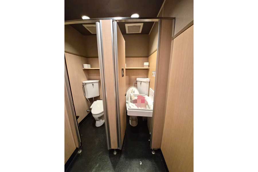 「閉めたら開かないし開けたら閉まらない」話題を呼んだトイレのおむつ台【写真提供:投稿者】