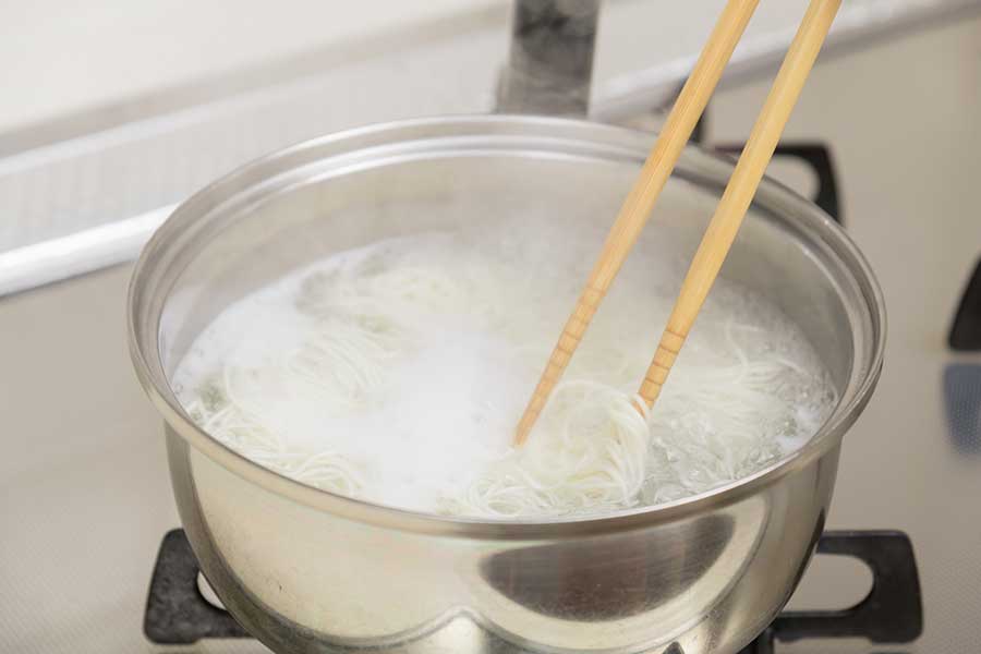 夏の定番・そうめんのコシをアップさせる意外な方法(写真はイメージ)【写真:PIXTA】