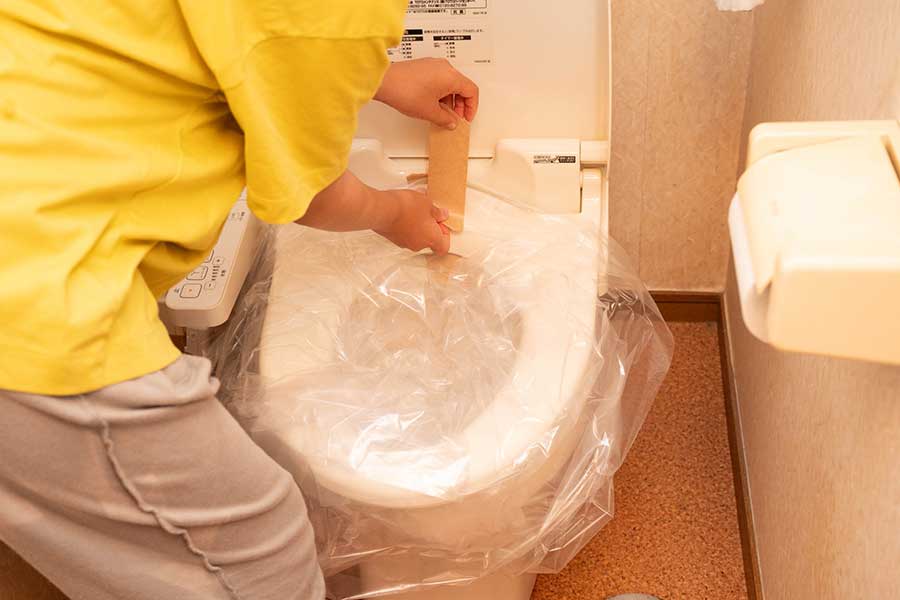 便器をゴミ袋などで覆って臭い対策を(写真はイメージ)【写真:PIXTA】