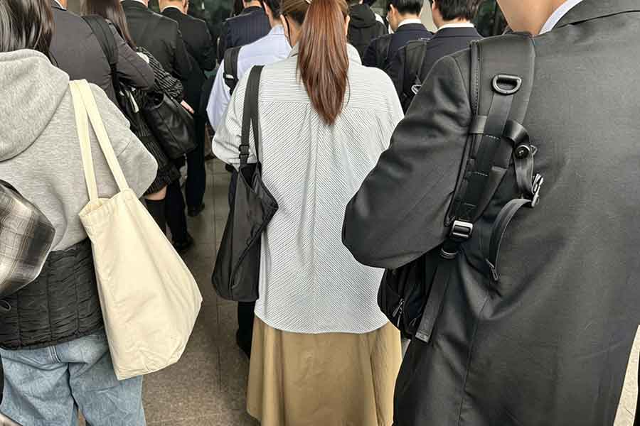 整然と並んで電車を待つ日本人の姿に驚き（写真はイメージ）【写真：PIXTA】