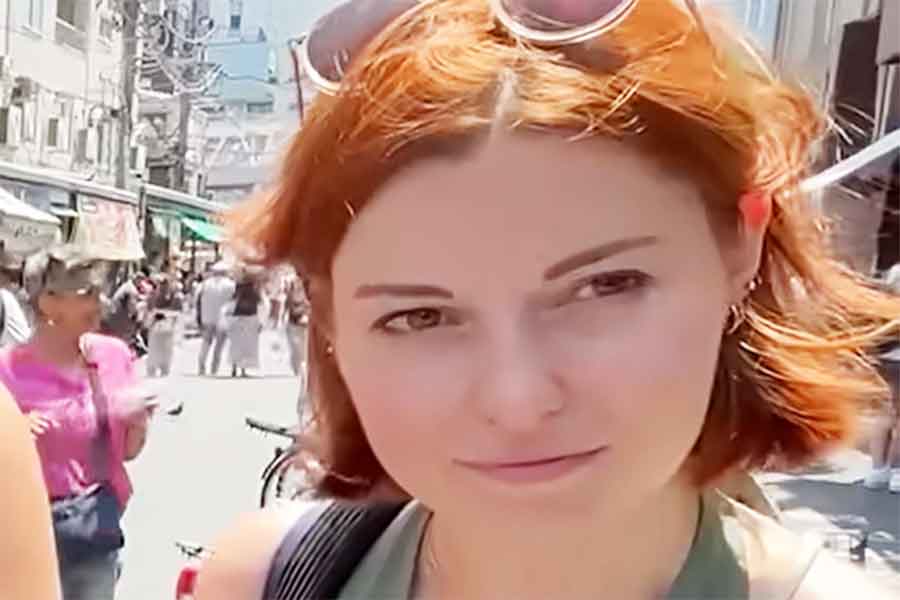 フランス人のクロエさん【写真：YouTube「日本食冒険記Tokyo Food Adventures」よりスクリーンショット】