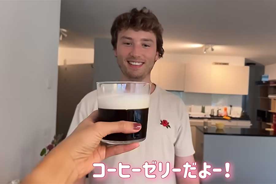 コーヒーゼリーにヤニックさんもにっこり【出典：YouTube「Shizukaスイス在住日本人の生活」よりスクリーンショット】